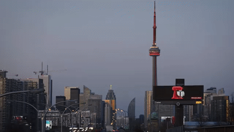 Билборд, меняющий цвет, установлен в Торонто