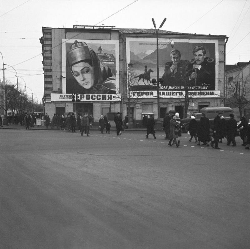 Кинореклама на одном из зданий столицы. Москва. 1966 г.