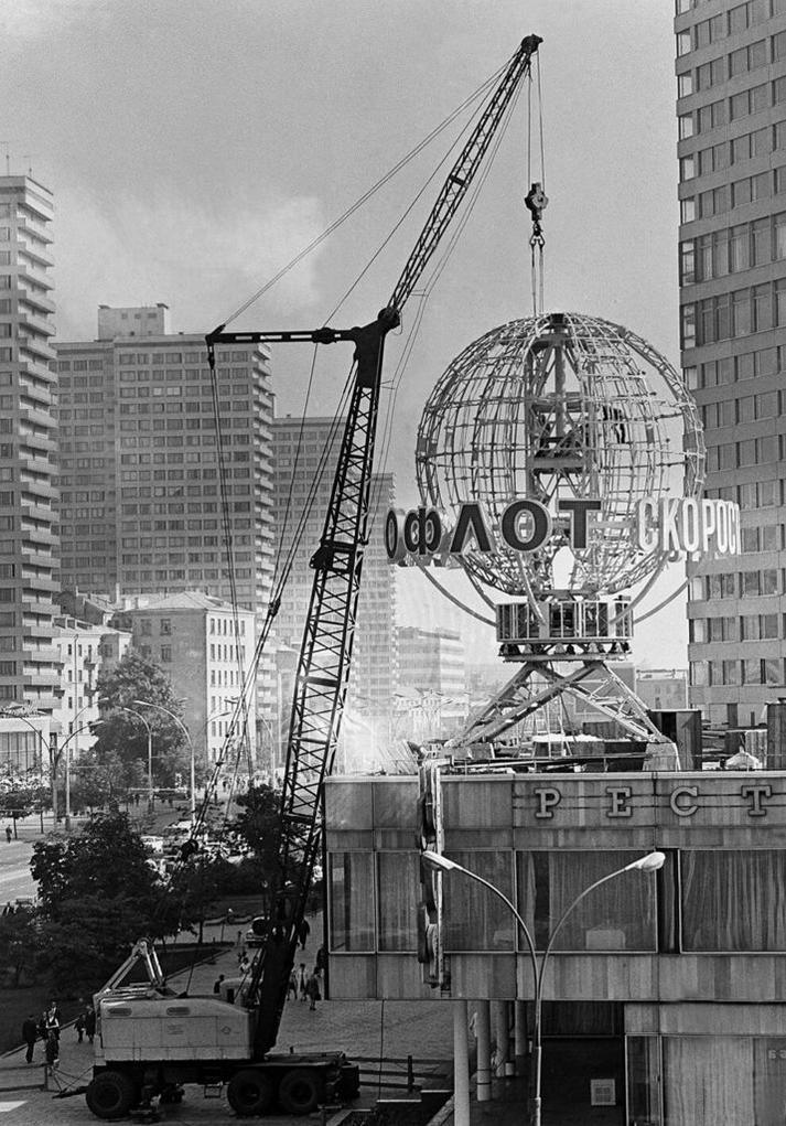 Монтаж новой световой рекламы на крыше ресторана. Москва. 7 сентября 1972 г.
